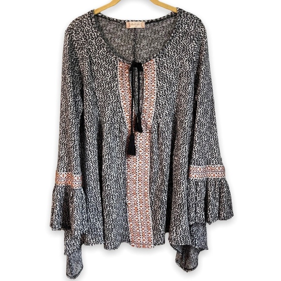Altar'd State Sz: M Boho Style Blouse Peasant Tunic Shark Hem Black White - Picture 1 of 6
